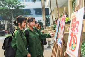 Triển lãm tranh cổ động kỷ niệm 70 năm Chiến thắng Điện Biên Phủ