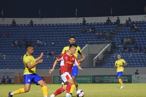 Cầu thủ Nguyễn Tiến Linh chạy bóng giữa cầu thủ Brazil. Ảnh: XUÂN QUỲNH