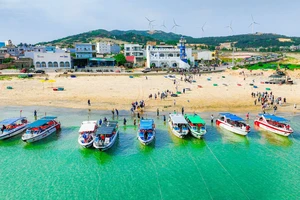 Du khách trải nghiệm các loại hình du lịch biển đảo ở làng biển Nhơn Lý (TP Quy Nhơn, Bình Định) trong dịp nghỉ lễ tăng đột biến. Ảnh: THÁI TIẾN