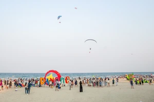 Bãi biển Đà Nẵng đông nghịt người vào mùa hè