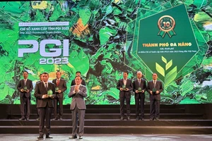 Phó Chủ tịch Thường trực UBND TP Đà Nẵng Hồ Kỳ Minh nhận giải thưởng Chỉ số Xanh cấp tỉnh (PGI) năm 2023