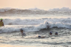 Biển Đà Nẵng có sóng to. Ảnh: XUÂN QUỲNH