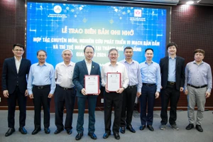 Lễ trao MOU giữa Sở TT-TT TP Đà Nẵng và Viện Công nghệ thông tin, Đại học Quốc gia Hà Nội. Ảnh: XUÂN QUỲNH 