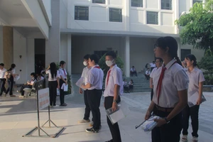 Học sinh thi lớp 10 tại điểm trường THPT Phan Châu Trinh (quận Hải Châu, TP Đà Nẵng)