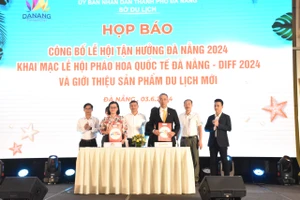Ký kết hợp tác phát triển du lịch Đà Nẵng (MOU) và tài trợ Lễ hội Tận hưởng Đà Nẵng 2024. Ảnh: XUÂN QUỲNH