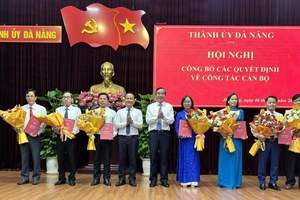 Lãnh đạo TP Đà Nẵng trao các quyết định và tặng hoa chúc mừng các cán bộ chủ chốt mới được bổ nhiệm