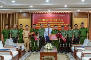 Ông Lê Trung Chinh, Chủ tịch UBND TP Đà Nẵng khen thưởng 100 triệu đồng cho Ban chuyên án