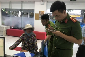 Công an phường Nam Dương xác minh thông tin và ngăn chặn người phụ nữ 66 tuổi chuẩn bị chuyển tiền cho kẻ lừa đảo