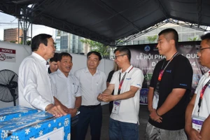 Chủ tịch UBND TP Đà Nẵng trò chuyện với đội pháo hoa đến từ Trung Quốc 