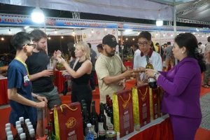 Du khách quốc tế thưởng thức sản phẩm đặc sắc của tỉnh Ninh Thuận. Ảnh: XUÂN QUỲNH