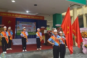 Học sinh Trường chuyên biệt Tương Lai (quận Hải Châu, TP Đà Nẵng) hát quốc ca bằng ký hiệu. Ảnh: XUÂN QUỲNH