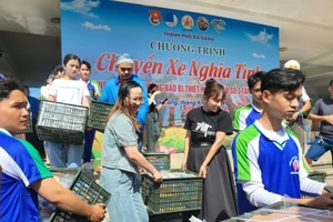 Chuyến xe nghĩa tình từ Đà Nẵng chở hơn 1 tỷ đồng hàng hóa hỗ trợ đồng bào miền Bắc