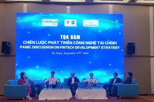 Các diễn giả thảo luận tại hội thảo Phát triển nhân lực và đào tạo Fintech trong thời đại số. Ảnh: XUÂN QUỲNH