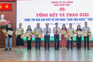 Phó Bí thư Thường trực Thành ủy Đà Nẵng Nguyễn Đình Vĩnh và Trưởng ban Dân vận Thành ủy Đà Nẵng Trần Thắng Lợi trao giải nhất cho các tác giả và nhóm tác giả đoạt giải