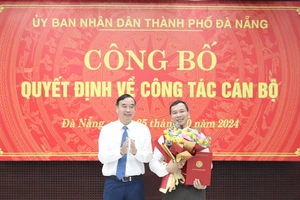 Chủ tịch UBND TP Đà Nẵng Lê Trung Chinh trao quyết định, tặng hoa chúc mừng tân Giám đốc Sở Nội vụ Nguyễn Hữu Lợi