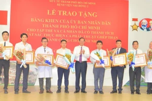 Chủ tịch UBND TPHCM Phan Văn Mãi tặng bằng khen Bệnh viện Nhi đồng 2