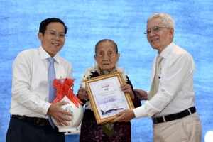 Báo Người Lao Động trao giải cho 6 tác phẩm đạt giải cuộc thi “Người Thầy kính yêu” lần 1