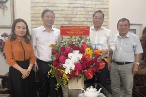 Phó Chủ tịch UBND TPHCM Dương Anh Đức thăm các thầy thuốc nhân Ngày Thầy thuốc Việt Nam