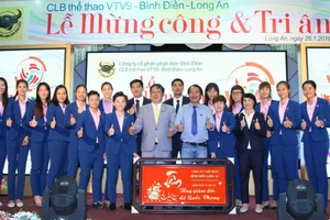 Thủ lĩnh Lê Quốc Phong và đội bóng VTV Bình Điền Long An tại lễ mừng công. Ảnh: DŨNG PHƯƠNG