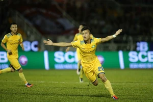 Tuyển thủ U23 Phan Văn Đức khơi màn chiến thắng cho đội khách SLNA trên sân Thống Nhất. Ảnh: DŨNG PHƯƠNG
