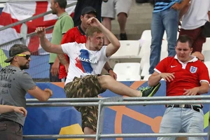 CĐV Nga từng tấn công CĐV Anh ở EURO 2016.