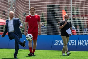 Nhận cú phát bóng từ chủ tịch Infantino, Tổng thống Putin sút bóng vào khung thành. Ảnh: FIFA