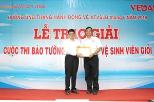 Ông Ko Chung Chih - Phó Tổng Giám đốc trao bằng khen và phần thưởng cho giải nhất báo tường cá nhân (ông Phạm Đức Tuấn - Xưởng nhiệt điện)
