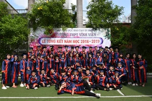 Học sinh Trường THPT Vĩnh Viễn trong ngày tốt nghiệp 