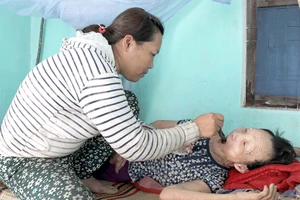 Chị Nguyễn Thị Chút chăm sóc mẹ già 81 tuổi bị tai biến