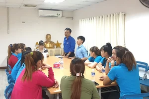 Sinh hoạt Chi đoàn Thanh niên tại Công ty TNHH Tân Hợp, KCN Lê Minh Xuân - nơi đang thiếu cả chuyên trách Đảng và chuyên trách Đoàn