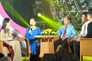 Bà Nguyễn Thị Hoa (thứ 2 từ trái qua) chia sẻ câu chuyện của mình tại buổi giao lưu. Ảnh: VIỆT DŨNG