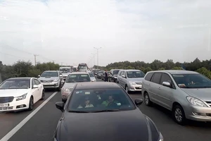 Trên đường cao tốc TPHCM - Long Thành - Dầu Giây, nhiều xe chạy vào làn đường dừng xe khẩn cấp (bên trong vạch kẻ liền màu trắng), vi phạm luật giao thông. Ảnh: MINH THANH