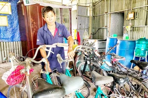 Tựu trường năm học 2019-2020, ông Giàu tặng khoảng 15 chiếc xe đạp cho học sinh nghèo