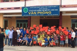 Tập thể HDTC phát quà cho trẻ em mồ côi tại chùa ở quận 7, TPHCM