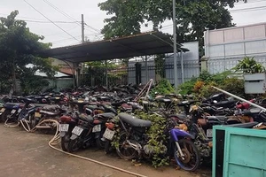 Bãi xe tang vật trong khuôn viên trụ sở UBND xã Đông Thạnh (huyện Hóc Môn)