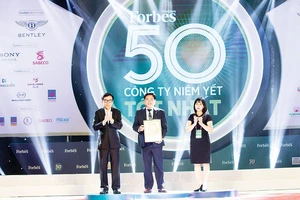 Ông Nguyễn Hữu Hiền, Trợ lý Chủ tịch HĐQT kiêm Giám đốc đối ngoại Công ty CP Tập đoàn Xây dựng Hòa Bình nhận giải thưởng