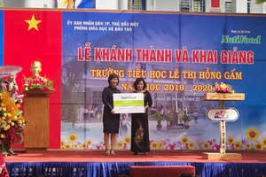 NutiFood tặng Trường tiểu học Lê Thị Hồng Gấm nhân khai trường
