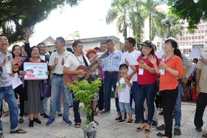 Các thành viên trong nhóm “Thích trồng cây” họp mặt tại công viên Tao Đàn (quận 1, TPHCM)