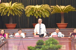 Đồng chí Nguyễn Thiện Nhân, Ủy viên Bộ Chính trị, Bí thư Thành ủy TPHCM, phát biểu tại Hội nghị Thành ủy lần thứ 32. Ảnh: VIỆT DŨNG