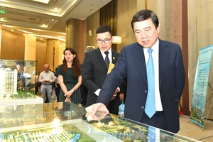 Chủ tịch UBND TPHCM Ngyễn Thành Phong xem một dự án địa ốc tại Hội thảo về nhà ở TPHCM. Ảnh: VIỆT DŨNG