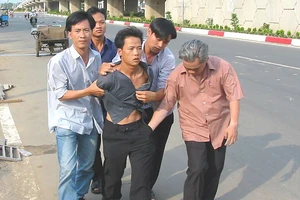 Công an TPHCM bắt một đối tượng liên quan đến vụ đánh nhau chết người ở bờ kè kênh Nhiêu Lộc - Thị Nghè. Ảnh: ĐOÀN HIỆP
