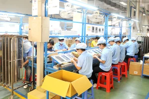 Sản xuất linh kiện điện tử tại doanh nghiệp Việt Nam. Ảnh: THÀNH TRÍ