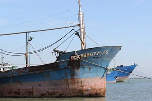 Tàu của ngư dân Phạm Ngọc Hoàng nằm bờ chờ giải cứu