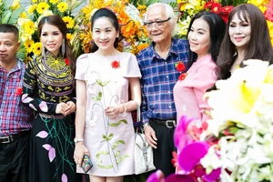 Nghệ sĩ Thái Ngọc Sơn và nhà báo Lữ Đắc Long (ngoài cùng) tại lễ khai mạc