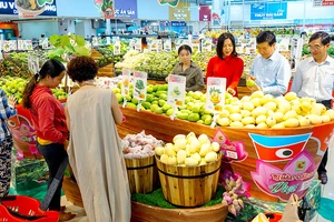 Các loại trái cây đặc sản của tỉnh Đồng Tháp được giới thiệu tại Tuần lễ hàng OCOP ở BigC An Lạc, TPHCM