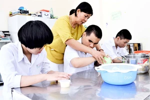 Cô Nguyễn Thị Thu Sương, giáo viên Trường PTĐB Nguyễn Đình Chiểu, hướng dẫn học sinh trong giờ học