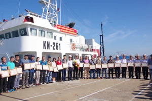 Các thành viên trong đoàn được chào đón khi trở về sau 12 ngày trên biển