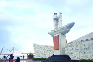 Tượng đài tưởng niệm sự kiện Tập kết 1954 tại TP Cao Lãnh, tỉnh Đồng Tháp