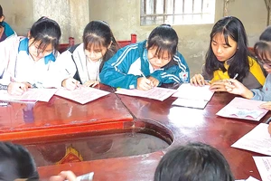 Học sinh ở xã Quỳnh Đôi (huyện Quỳnh Lưu, tỉnh Nghệ An) khai bút đầu năm