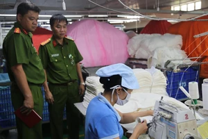 Cảnh sát PCCC TPHCM kiểm tra PCCC tại một cơ sở sản xuất ở quận Bình Tân